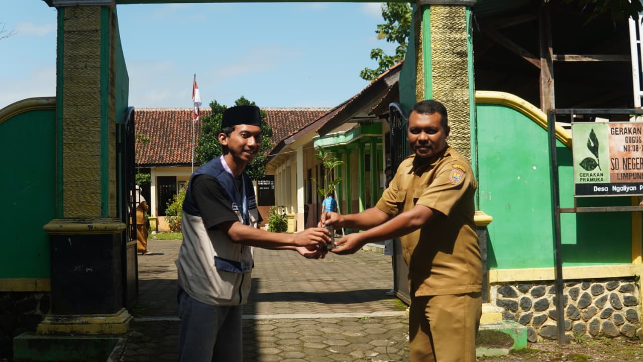 Tanam Bibit Bersama, Mahasiswa KKN UIN Walisongo Semarang Dorong Kepedulian Lingkungan Siswa SDN Ngaliyan