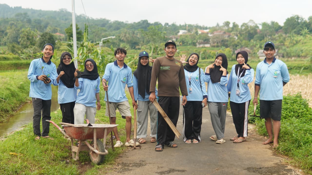 Aksi Penanaman Pohon oleh Mahasiswa KKN MIT-21 Posko 09 sebagai Bentuk Kepedulian terhadap Lingkungan Desa Ngaliyan