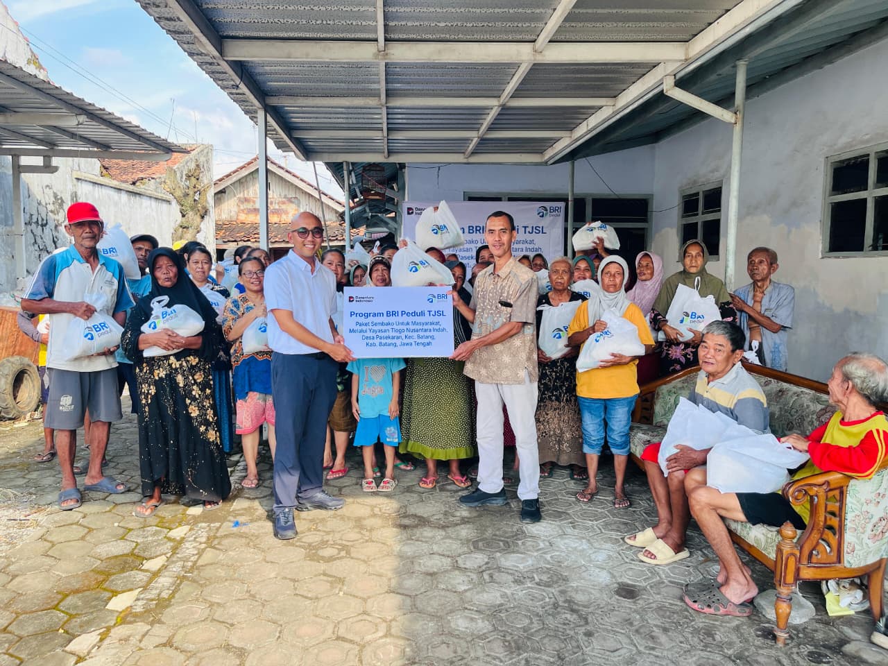 Aksi Nyata BRI Batang, Ribuan Paket Sembako Disalurkan untuk Ringankan Beban Warga