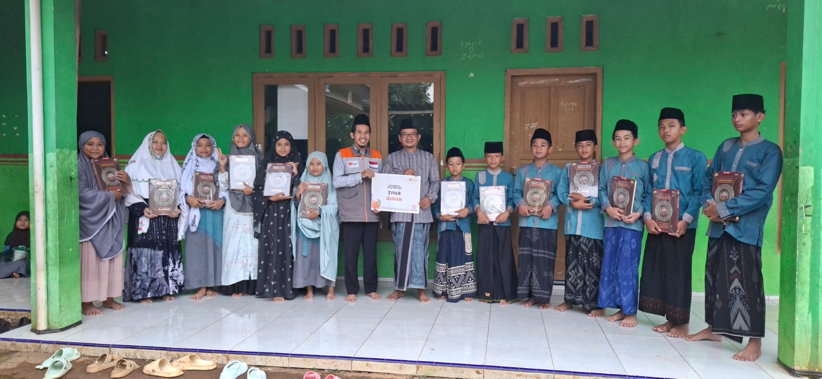 Syiar Qur’an Menjangkau Desa: Rumah Zakat Salurkan Mushaf untuk Warga Kluwih