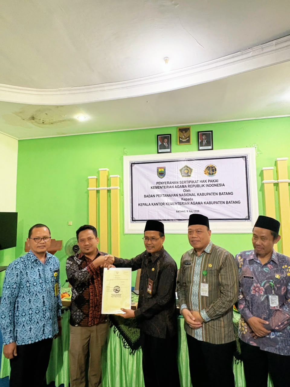 Kantor Pertanahan Kab. Batang Menyerahkan Sertipikat BMN Hak Pakai Kepada Kementerian Agama Kab. Batang