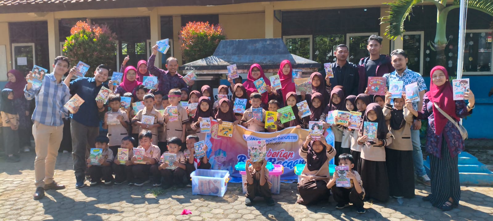 Dukung Literasi Anak, PT JWI Salurkan 332 Buku Bacaan untuk SD Negeri Sempu