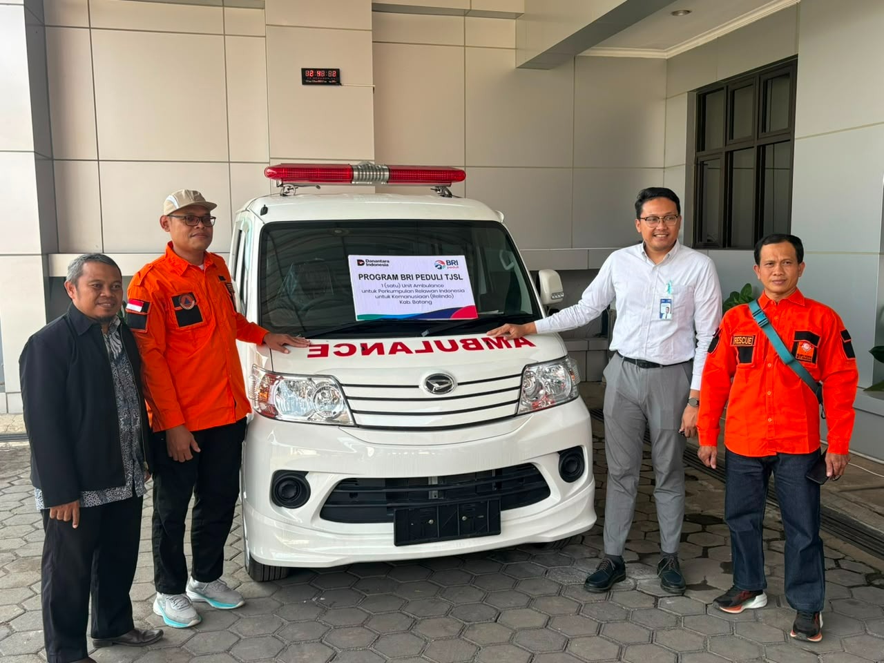 BRI BO Batang Serahkan Bantuan 1 Unit Ambulans kepada Relindo Kabupaten Batang Melalui Program BRI Peduli
