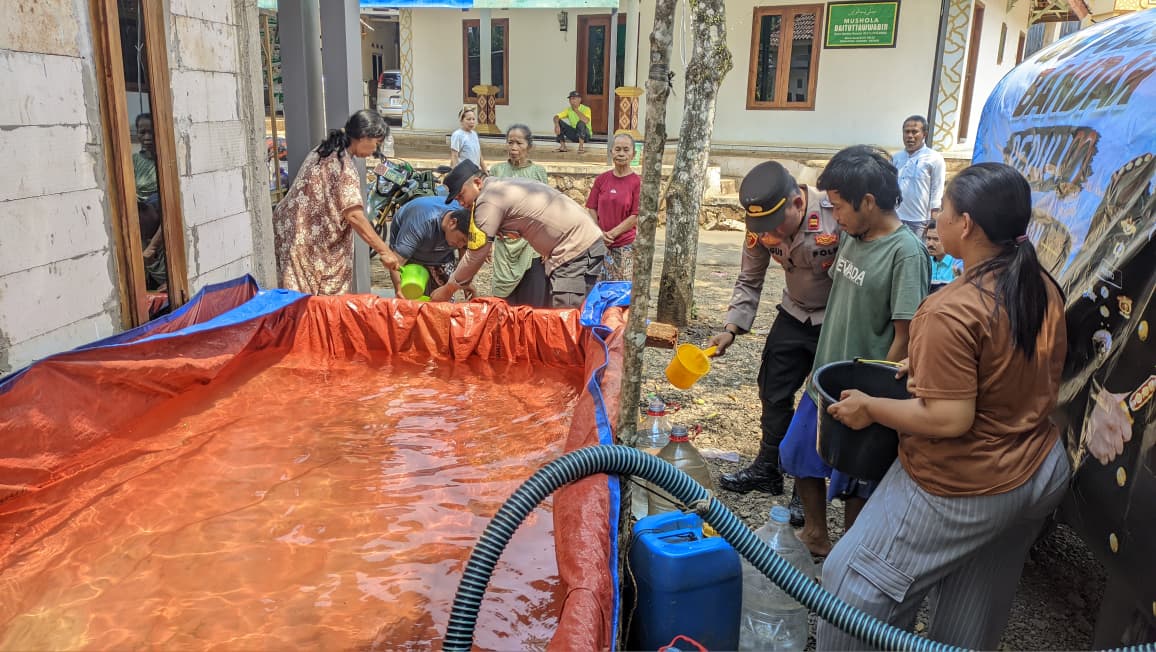 Polsek Bandar-Polresta Batang Salurkan Bantuan Air Bersih untuk Warga Yang Terdampak Kemarau‼️