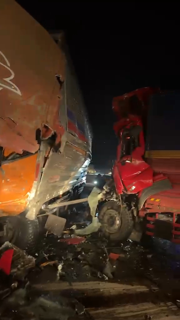 Alami Rem Blong Truk Fuso Hantam Truk Quester Hingga Ringsek Parah‼️