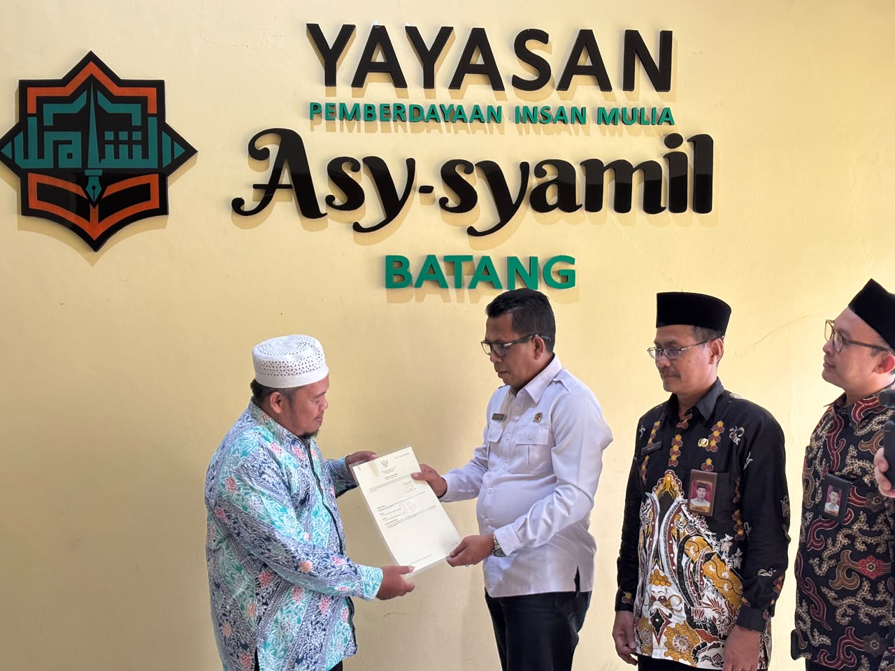 Kementerian ATR/ BPN Bertransformasi, Melayani Lebih Pasti Perkuat Sinergi Kantor Pertanahan Kab. Batang bersama Kantor Kementerian Agama Kab. Batang Serahkan Sertipikat Wakaf Ke Yayasan Pemberdayaan Insan Mulia Asy - Syamil