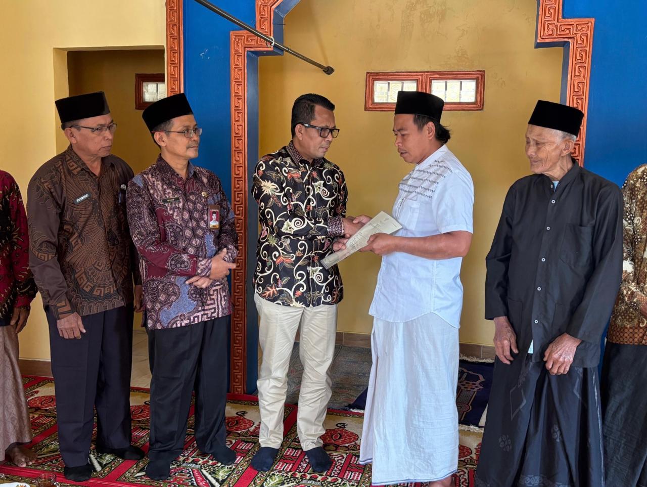 ATR/BPN Jateng - Kantah Kab. Batang Bersama Kemenag Kab. Batang Lakukan Door To Door Antar Sertipikat Wakaf, Wujudkan Pelayanan Pertanahan yang Lebih Dekat kepada Masyarakat