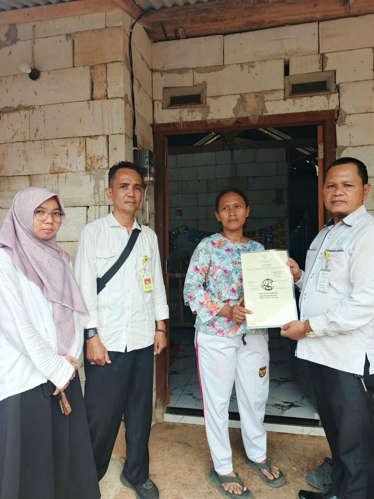 ATR/BPN Jateng - Kantah Kab. Batang Hadir Langsung ke Rumah Masyarakat, Serahkan Sertipikat Tanah MBR di Desa Wonotunggal