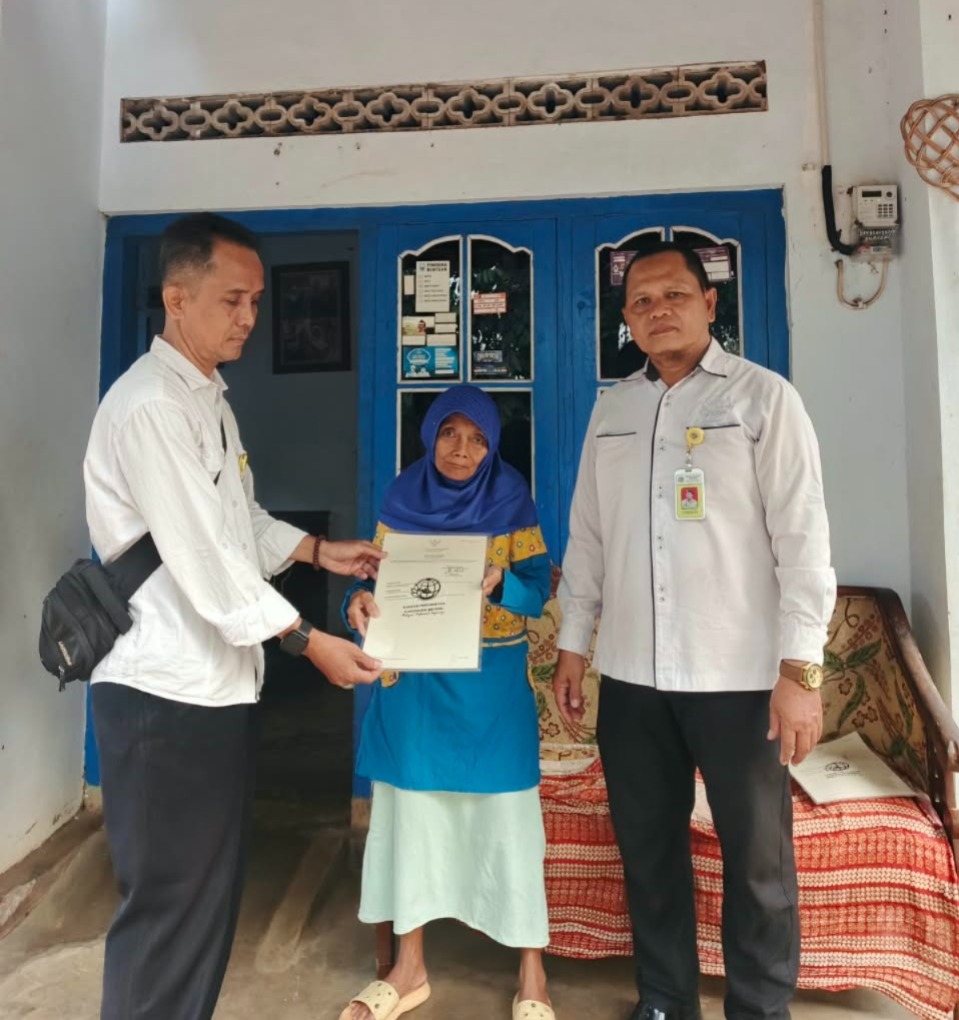 ATR/BPN Jateng - Layanan Pertanahan Hadir Lebih Dekat untuk Masyarakat, Kantah Kab. Batang Antarkan Langsung Sertipikat PTSL Kepada Lansia