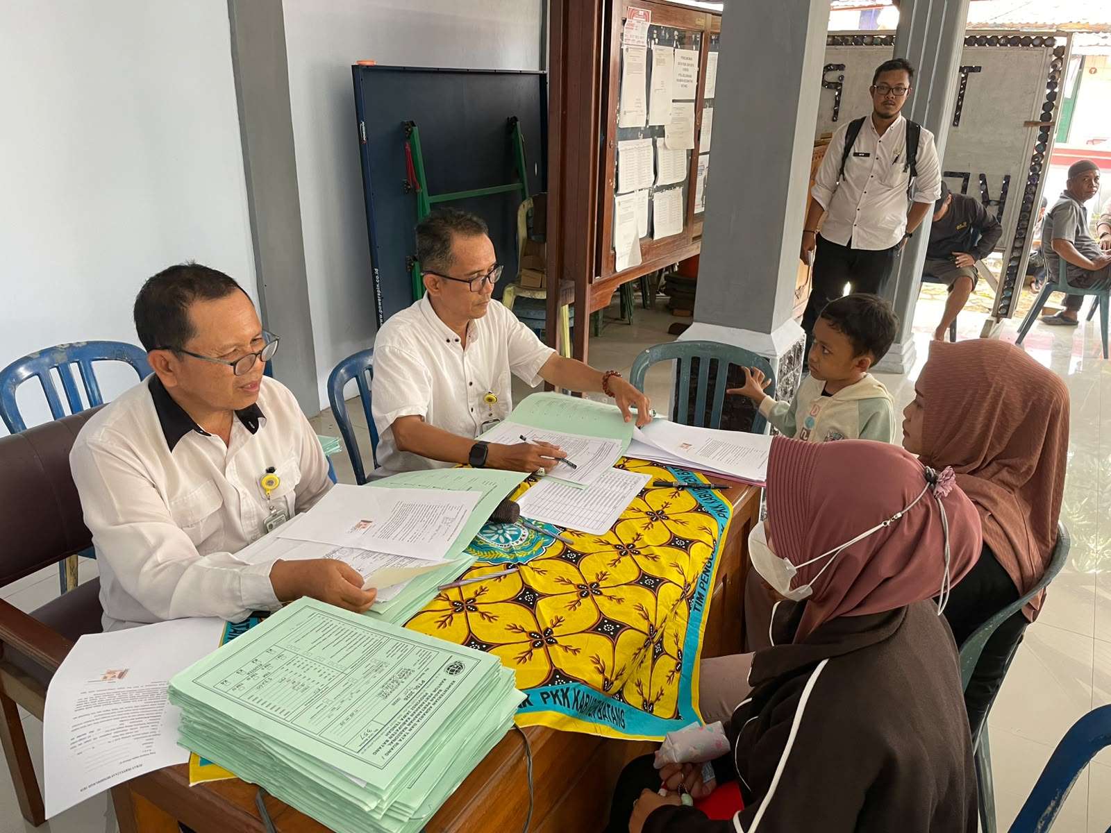 Kepastian Hukum Untuk Masyarakat : Kantor Pertanahan Kab. Batang Serahkan Sertipikat PTSL 2026 di Kelurahan Kauman Kecamatan Batang