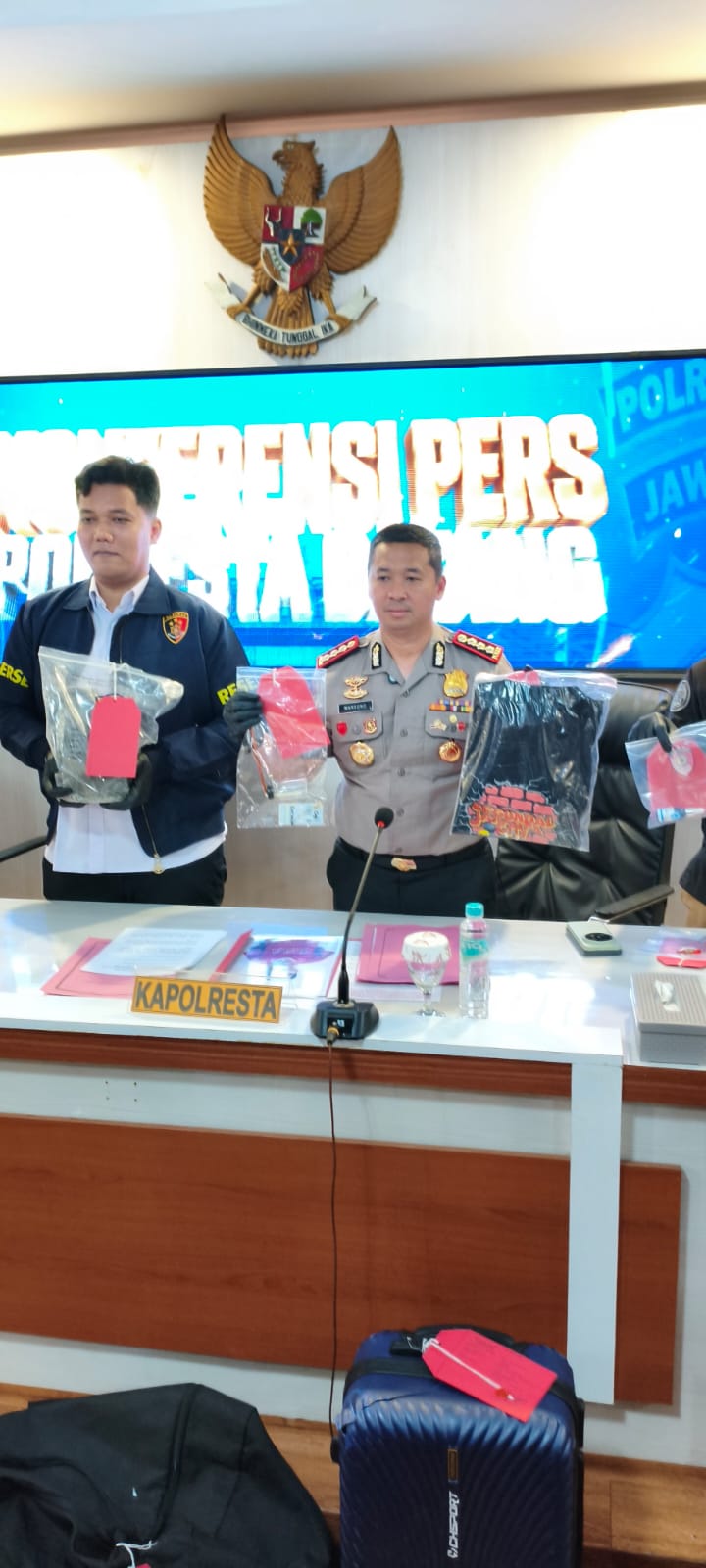 POLRES BATANG UNGKAP KASUS PENGANIAYAAN, PENGRUSAKAN BUS, DAN PENCURIAN DI REST AREA 360B