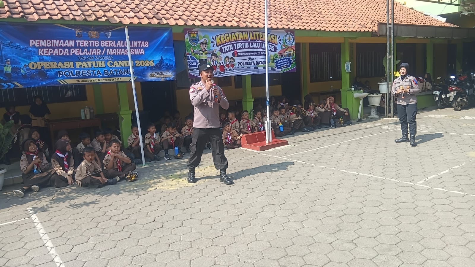Ajak Anak Disiplin Sejak Dini, Kasat Binmas Polres Batang Pimpin Binluh di SDN Proyonanggan 5