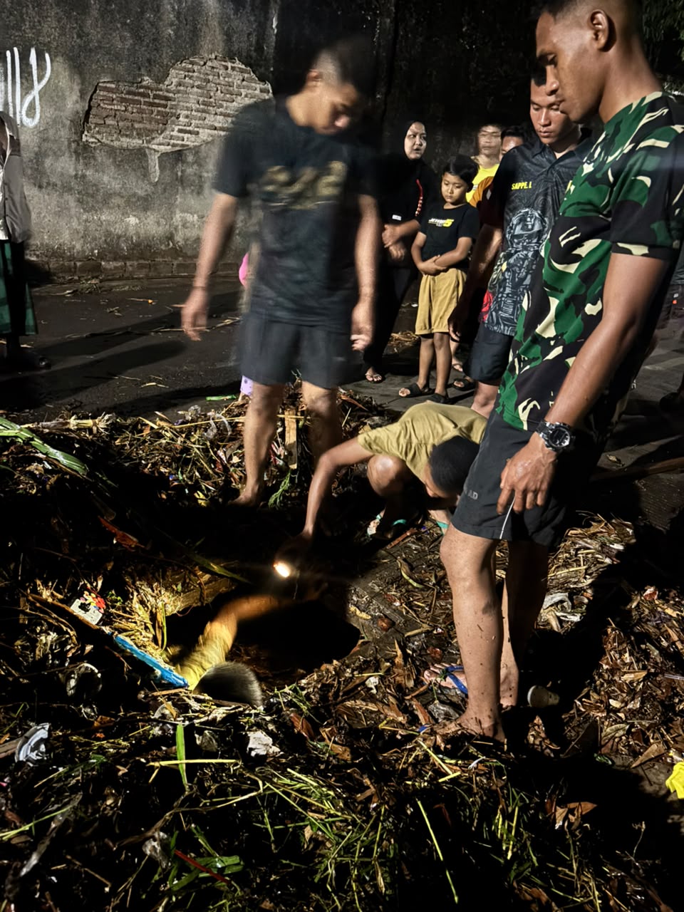 Turun Ke Got, Satgas TMMD Kodim Batang Gotong Royong Bersihkan Sampah