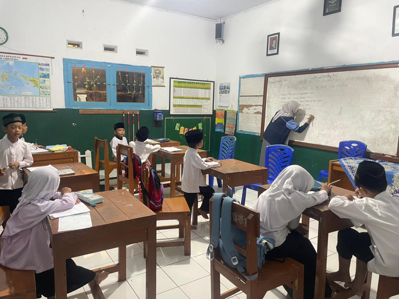 Mahasiswa KKN MIT Ke-21 Posko 9 Turun ke Kelas, Perkuat Pendidikan Formal dan Keagamaan di Desa Ngaliyan