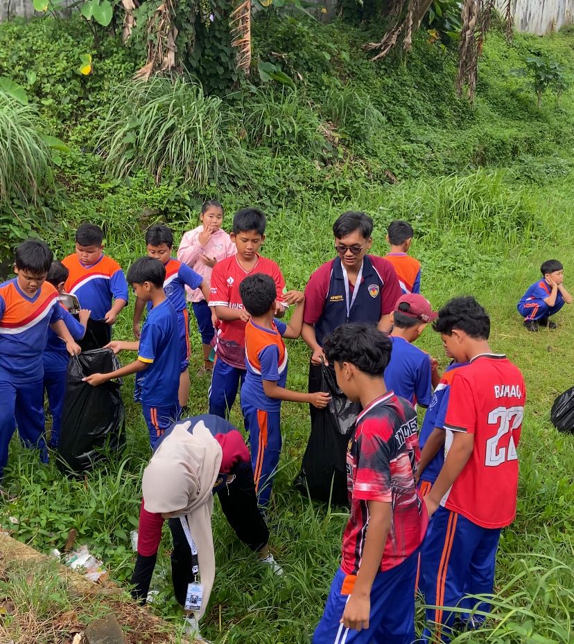 “Dari Genangan Jadi Gerakan: Aksi Nyata Cegah Banjir di Sekolah”  Oleh Mahasiswa Magang Kependidikan UPGRIS 2026